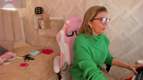 clhoe_johnson_ online show from April 2026 12:11:02 PM