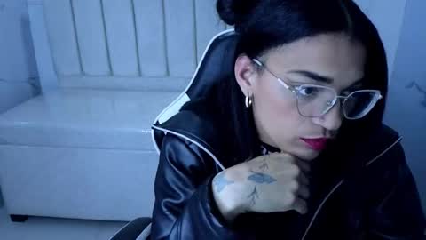 cloee online show from October 2025 03:20:01 AM