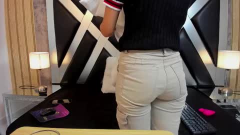 lady cloe person online show from December 2025 03:42:01 PM