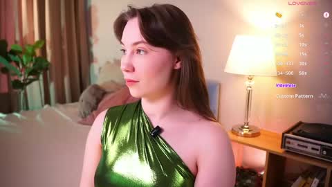 Snapshot of come_in_bed chatting on April 2026 02:01:01 PM Audrey online show from April 2026 02:01:01 PM