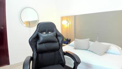 C O R A  L online show from November 2025 02:10:01 AM