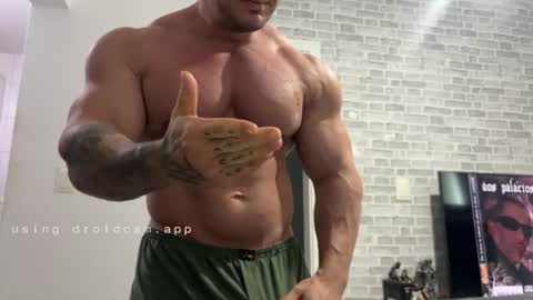 Snapshot of couplemuscle40 chatting on June 2026 01:15:02 PM couplemuscle40 online show from June 2026 01:15:02 PM