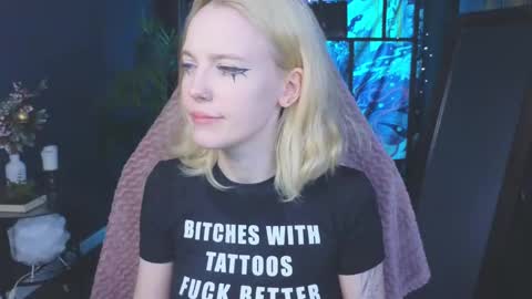 Snapshot of crackling_tati chatting on February 2025 08:58:02 PM Tati online show from February 2025 08:58:02 PM