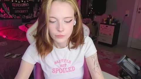 Snapshot of crackling_tati chatting on September 2025 06:18:01 PM Tati online show from September 2025 06:18:01 PM