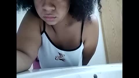 Snapshot of creamyellax chatting on February 2026 01:31:02 PM creamyellax online show from February 2026 01:31:02 PM