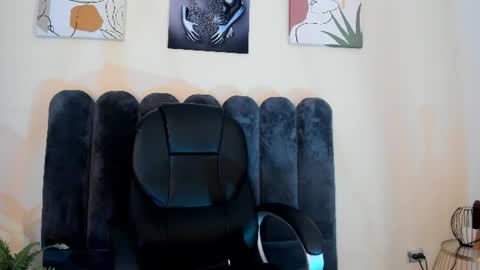 Snapshot of cristalfoxy_ chatting on June 2026 12:32:02 AM cristalfoxy_ online show from June 2026 12:32:02 AM