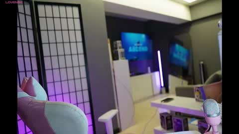 Laura online show from November 2025 04:11:01 AM