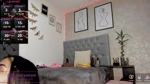 Snapshot of crystal_beennz chatting on December 2025 02:05:02 AM online show from December 2025 02:05:02 AM