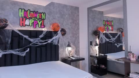 Crystal online show from November 2025 08:00:01 PM