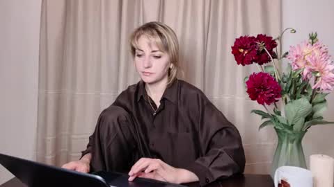 Snapshot of crystalfever_ chatting on July 2026 08:22:02 PM Mary online show from July 2026 08:22:02 PM