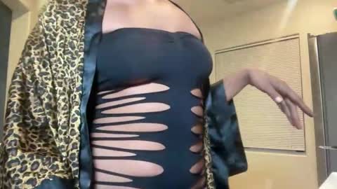 Snapshot of cum2charmxx chatting on October 2025 04:57:02 AM cum2charmxx online show from October 2025 04:57:02 AM