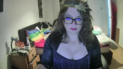 Snapshot of curleyshirley chatting on November 2025 10:23:01 PM Shirley online show from November 2025 10:23:01 PM