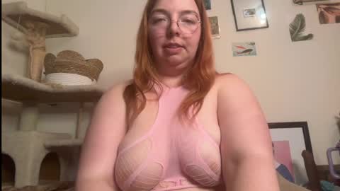 Snapshot of curvycate127 chatting on April 2026 07:35:01 AM Cate online show from April 2026 07:35:01 AM