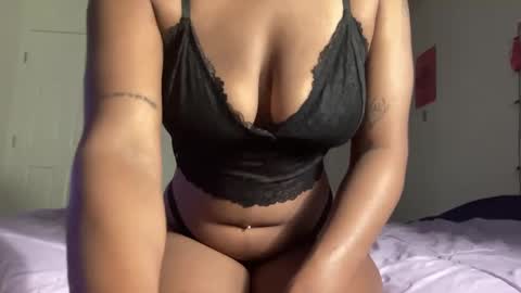 Snapshot of curvycutie1818 chatting on December 2024 03:47:02 AM Curvycutie18 online show from December 2024 03:47:02 AM