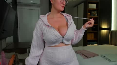 Snapshot of curvyjules69 chatting on February 2025 04:33:01 PM CurvyJules online show from February 2025 04:33:01 PM
