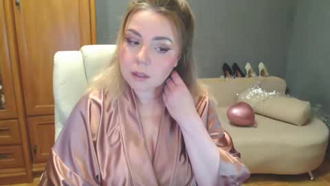 cute_phoenix online show from May 2026 06:02:02 PM