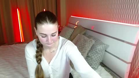 Snapshot of cutie_violet chatting on November 2025 07:01:02 PM ViVi online show from November 2025 07:01:02 PM