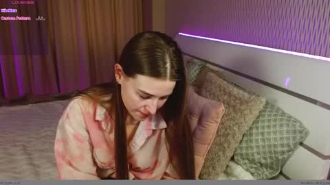 Snapshot of cutie_violet chatting on December 2025 08:12:02 AM ViVi online show from December 2025 08:12:02 AM