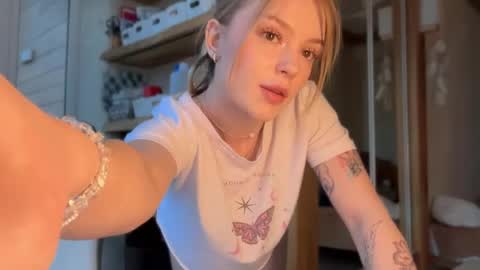 Im Emi streaming with my friend Reyna today online show from April 2026 03:36:01 PM