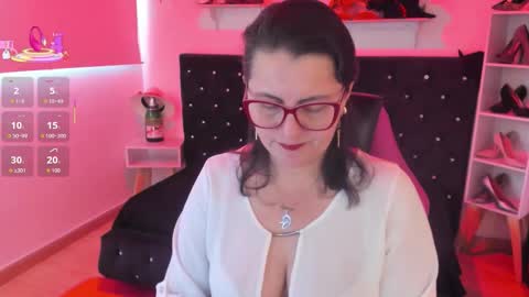 Mia  online show from October 2025 11:41:02 AM