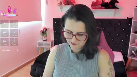 Mia  online show from October 2025 01:08:01 PM