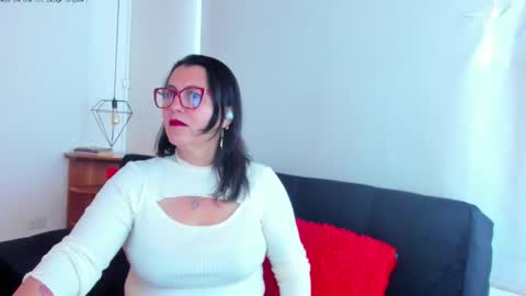 Mia  online show from October 2025 01:56:02 PM