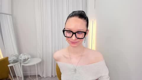 daily_glam online show from November 2025 12:38:01 PM