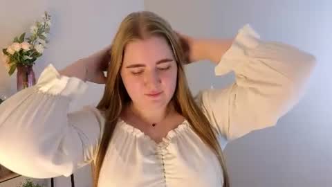 Snapshot of daisy_connor chatting on August 2026 10:17:01 AM Mia online show from August 2026 10:17:01 AM