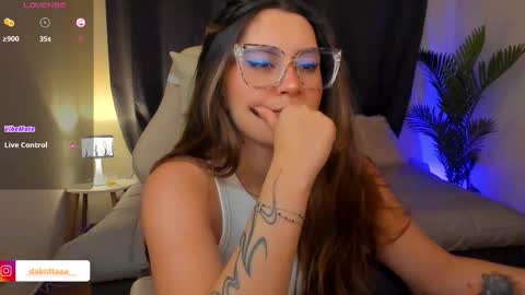 dakottaa__ online show from January 2026 11:42:02 PM