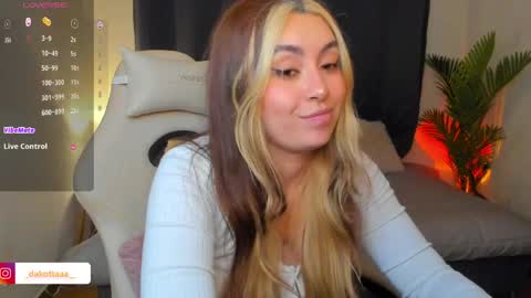 dakottaa__ online show from May 2026 12:18:01 AM