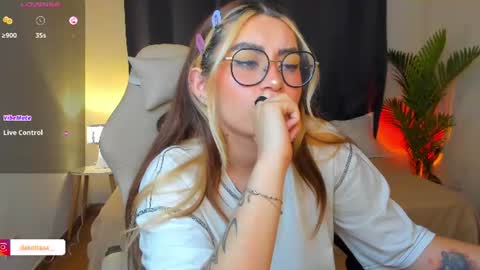 Snapshot of dakottaa__ chatting on June 2026 12:42:01 AM dakottaa__ online show from June 2026 12:42:01 AM