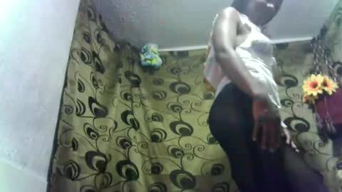 Snapshot of dalila_b chatting on October 2025 03:41:02 AM Dali online show from October 2025 03:41:02 AM