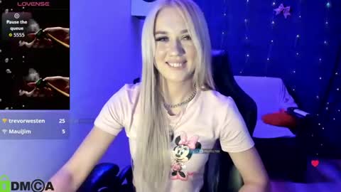 Snapshot of dances_queen chatting on July 2026 10:39:01 AM dances_queen online show from July 2026 10:39:01 AM