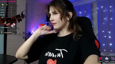 Daniela Cooper online show from November 2025 02:37:02 PM