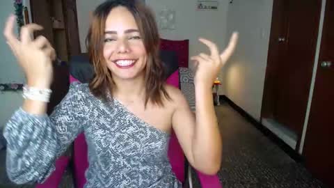 Snapshot of danielle_rose_ chatting on December 2024 03:32:01 PM Angie online show from December 2024 03:32:01 PM