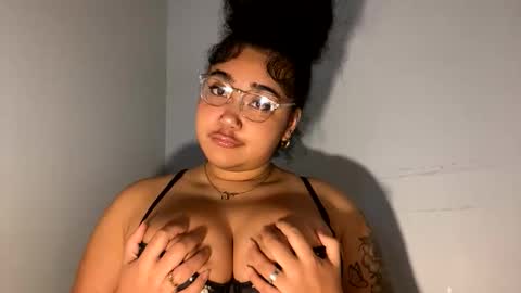 Snapshot of dayqueen1 chatting on May 2026 10:44:02 AM dayqueen1 online show from May 2026 10:44:02 AM