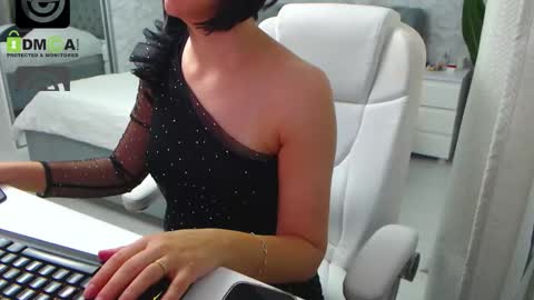 Elly online show from October 2025 08:44:02 AM