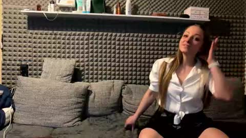 Dee Lorrie online show from March 2026 07:08:02 PM