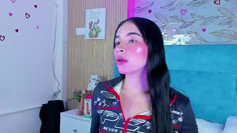 Snapshot of delphine_doll chatting on April 2026 09:23:01 AM Delia online show from April 2026 09:23:01 AM