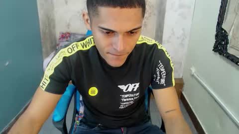 Snapshot of derek_storm_ chatting on October 2025 11:00:01 AM D E R E K online show from October 2025 11:00:01 AM