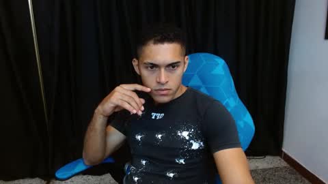 Snapshot of derek_storm_ chatting on December 2025 01:06:01 PM D E R E K online show from December 2025 01:06:01 PM