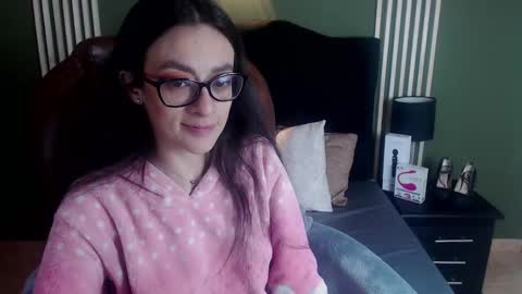 Snapshot of desiring__angel chatting on December 2024 12:33:02 PM Desiring Angel online show from December 2024 12:33:02 PM