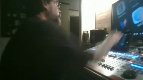 Snapshot of dexterbanana chatting on June 2026 04:04:02 AM Mike Sounde online show from June 2026 04:04:02 AM