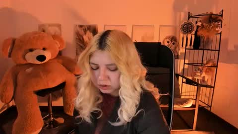 Dia online show from December 2025 07:42:02 PM