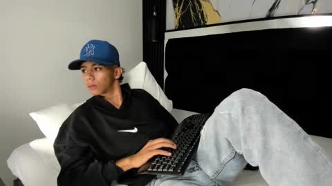 dikey_18 online show from December 2024 01:21:01 AM