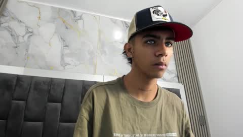 dikey_18 online show from February 2025 08:37:01 PM