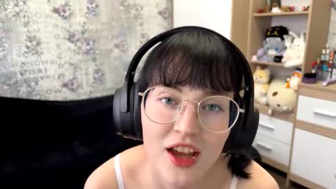 Snapshot of dodiebabikian chatting on September 2025 12:05:01 PM Annie PVT IS OPEN online show from September 2025 12:05:01 PM