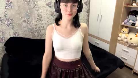 Snapshot of dodiebabikian chatting on September 2025 12:05:02 PM Annie PVT IS OPEN online show from September 2025 12:05:02 PM