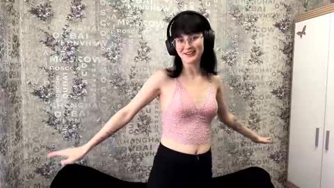 Snapshot of dodiebabikian chatting on September 2025 12:16:02 PM Annie PVT IS OPEN online show from September 2025 12:16:02 PM