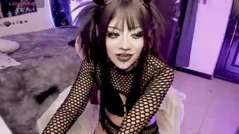 dolly_bones online show from June 2026 10:35:01 PM